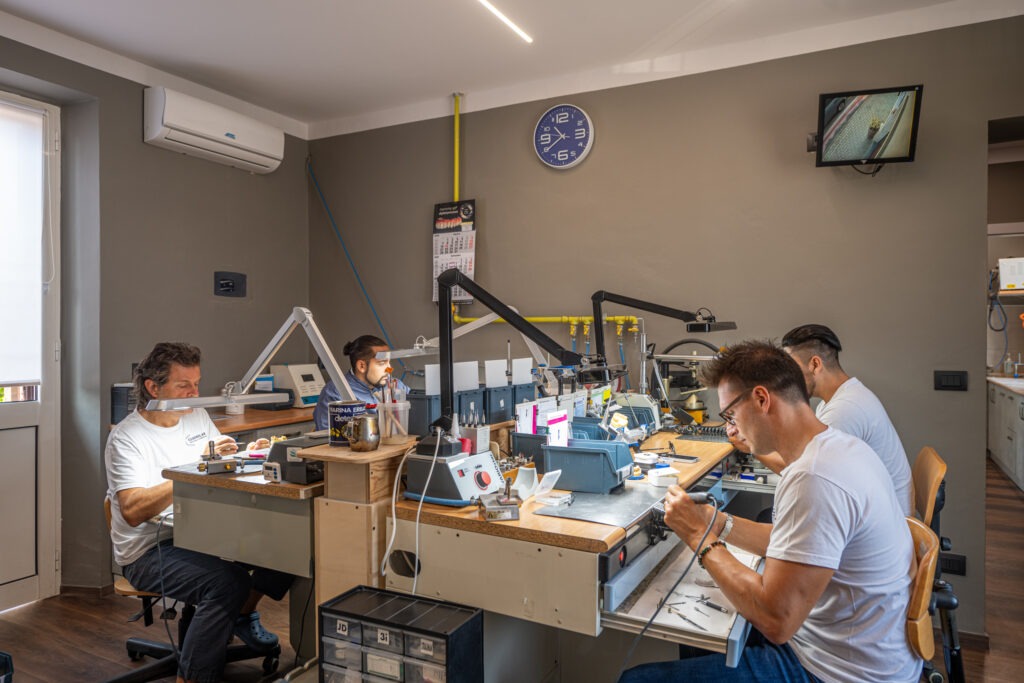 Contatti: laboratorio odontotecnico a Torino.